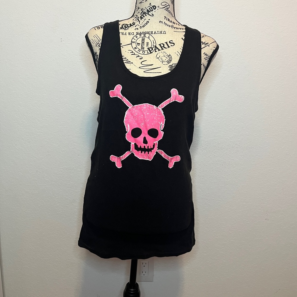 No Boundaries black tank with hot pink skull. Size XXL.